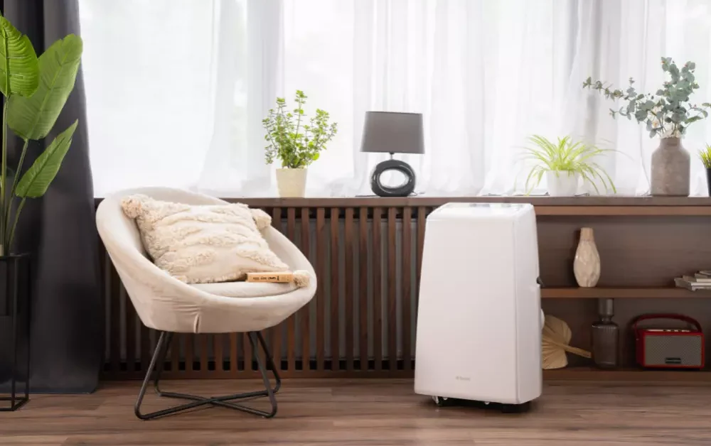 Klimatyzator przenośny Fersk Lite w salonie. Źródło: Materiały Fersk.pl