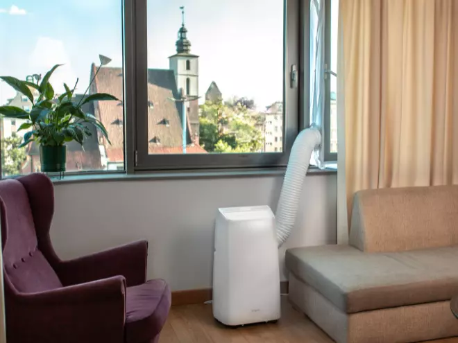 Klimatyzator przenośny Fersk Vind 2 z zamontowaną rurą wyrzutową 