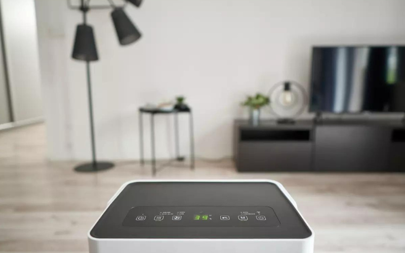 Osuszacz powietrza z oczyszczaczem w domu