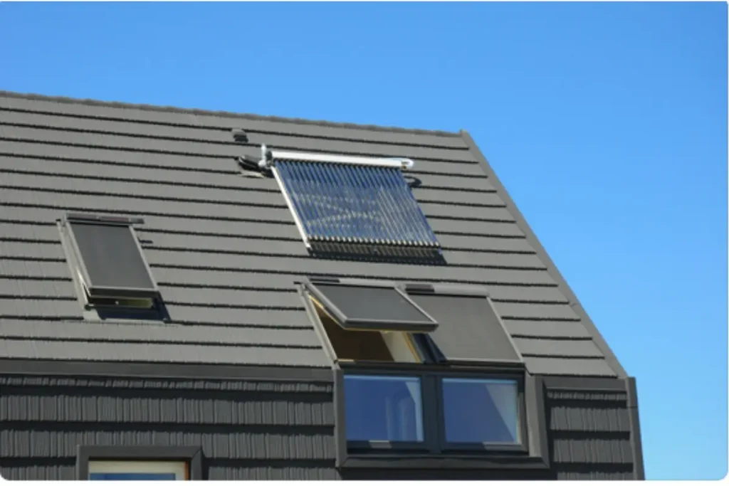 Okna dachowe z żaluzjami. Źródło: Canva.com