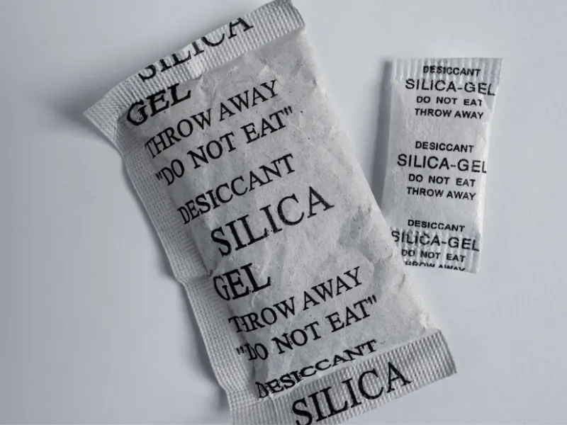 Silica gel. Żel krzemionkowy. Co pochłania wilgoć?